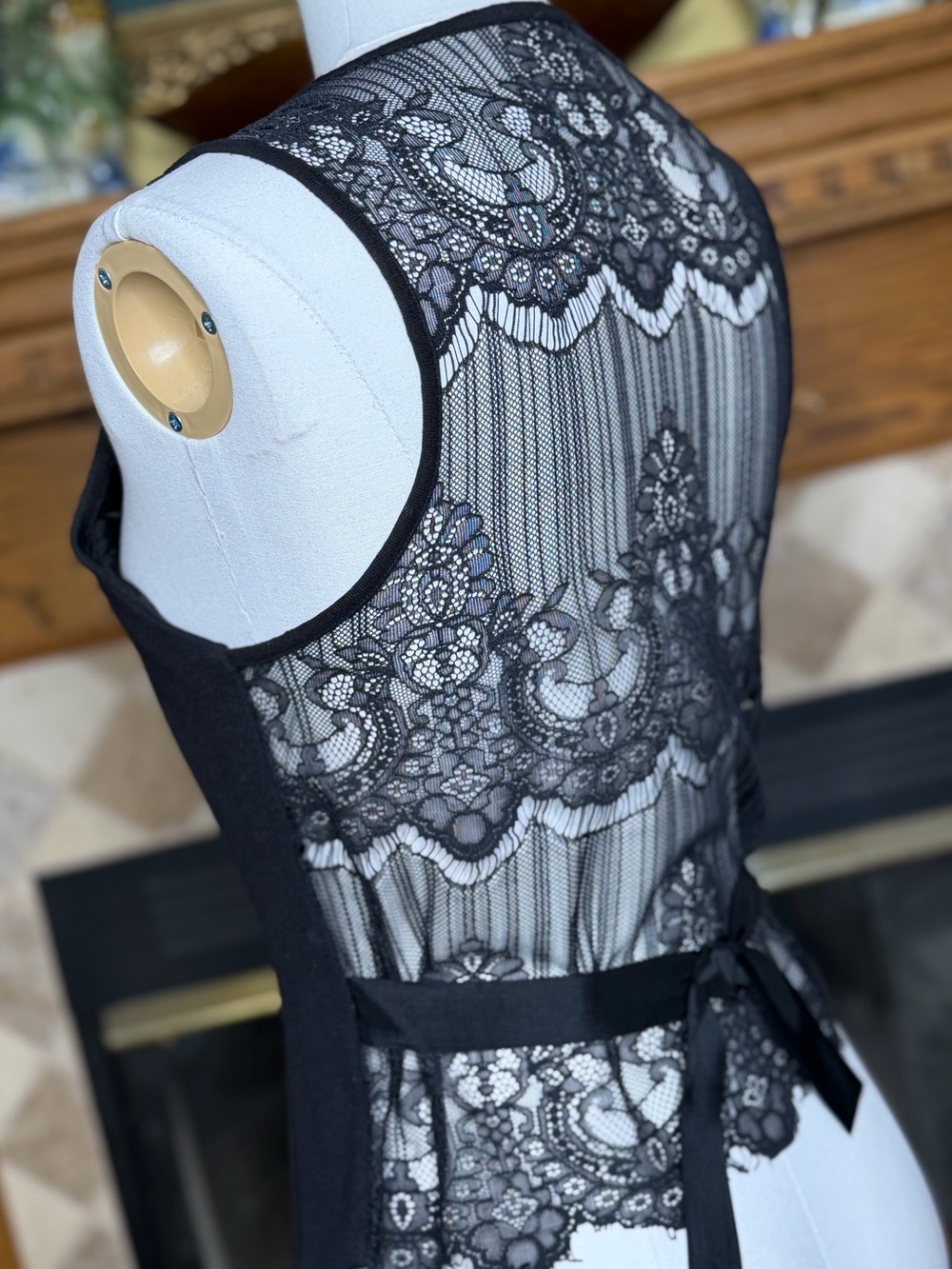 VTG Classic Black Button-Up Women's Vest with BEAUTIFUL Lace Back Size Medium